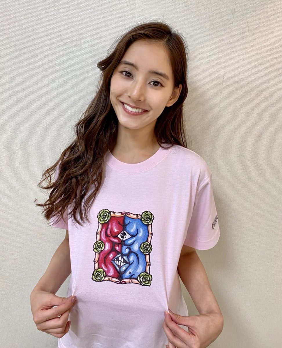 新木優子の私服 クッキーがデザインした 独特なイラストがプリントされたピンクのtシャツです 芸能人の私服 衣装まとめ Woomy