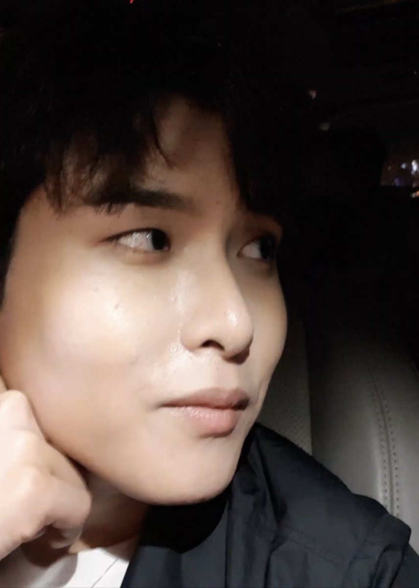 jonghoonie was whispering to someone on the phone and was like "wae~hhh wae~hhh",,, but look at ryeowook's gaze, my god 