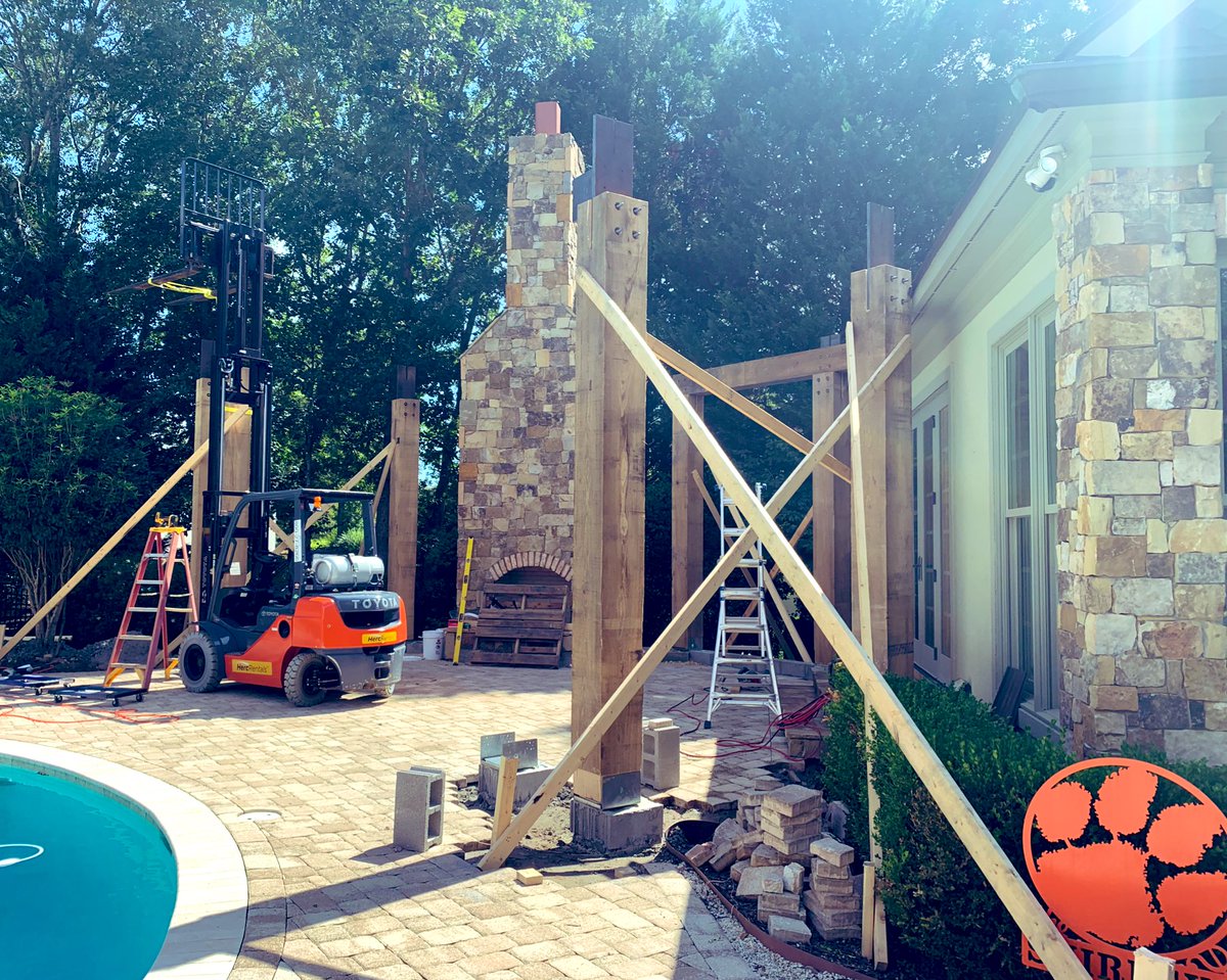 SextonDesignDev's tweet image. @SextonDesignDev on-site yesterday during the ☀️... massive timber frame, gorgeous stacked stone. This client will be #cozy outdoors during #game time!