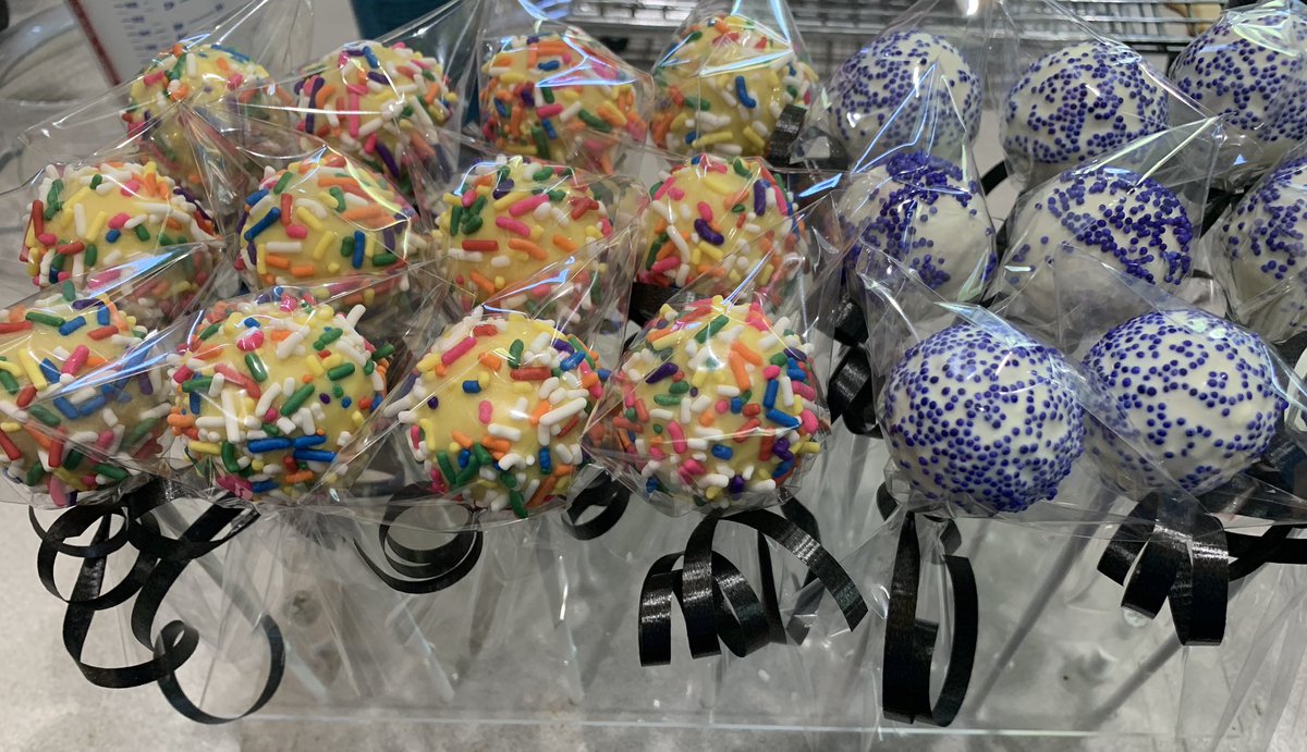 klinemomof5's tweet photo. Baby Shower “Friends” theme cookies & cake pops
#BBbakery https://t.co/qaFPDL9WVl