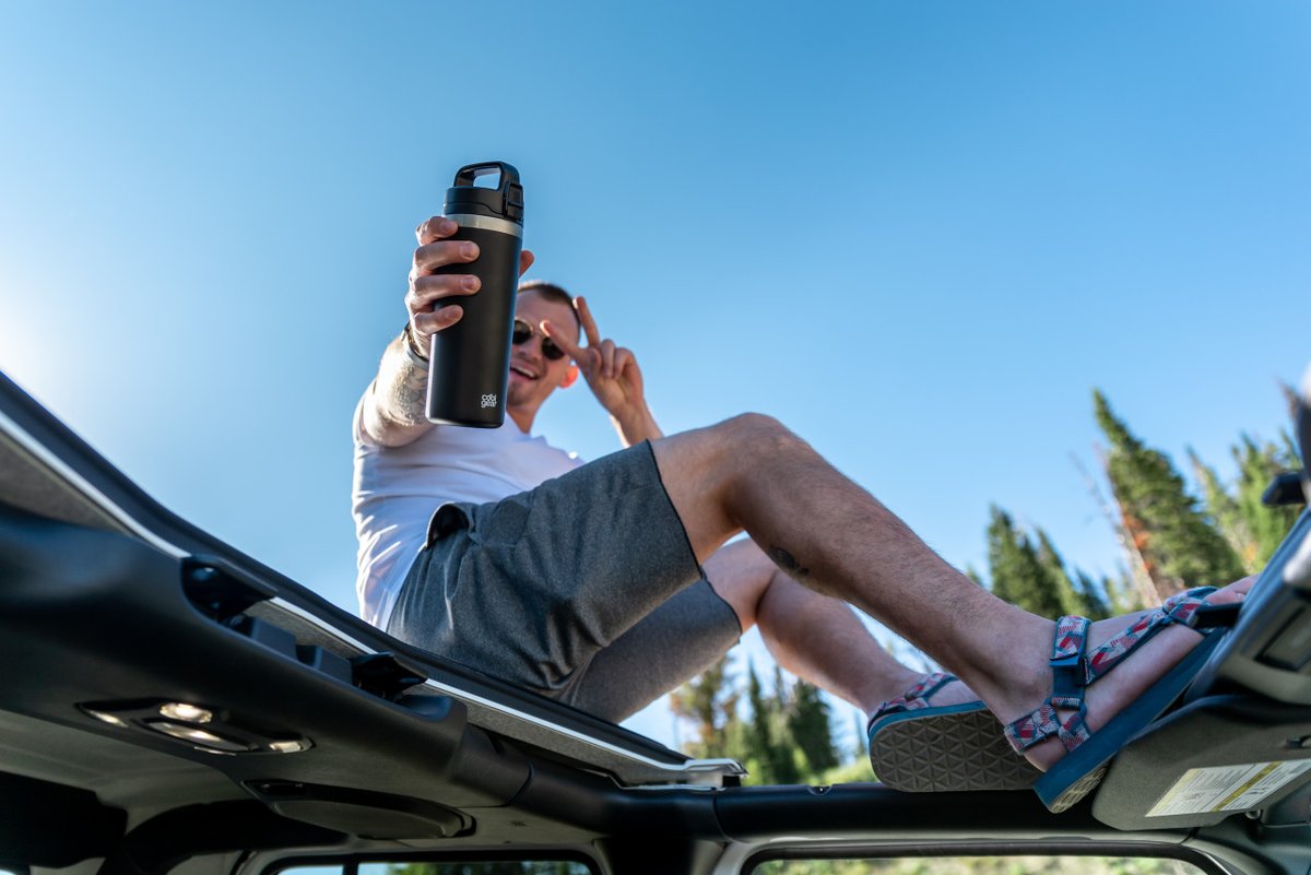 ✌️ out to another week! Does it feel like time has just been flying by lately, or is it just us?

#coolgear #hydratehappy #adventure #autumnvibes