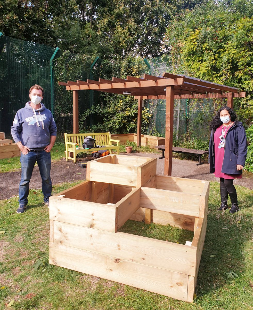 SophiaOT_'s tweet photo. Thanks to the amazing David @SydenhamGarden,we now have 3 raised beds at The #LadywellUnit, ready for us to do some growing!πΏπΊ Looking forward to transforming this into a lovely #sensorygarden & #therapeutic space!#gardening #horticulture #growyourown #mentalhealth @MaudsleyNHS https://t.co/fMIPOpztuj