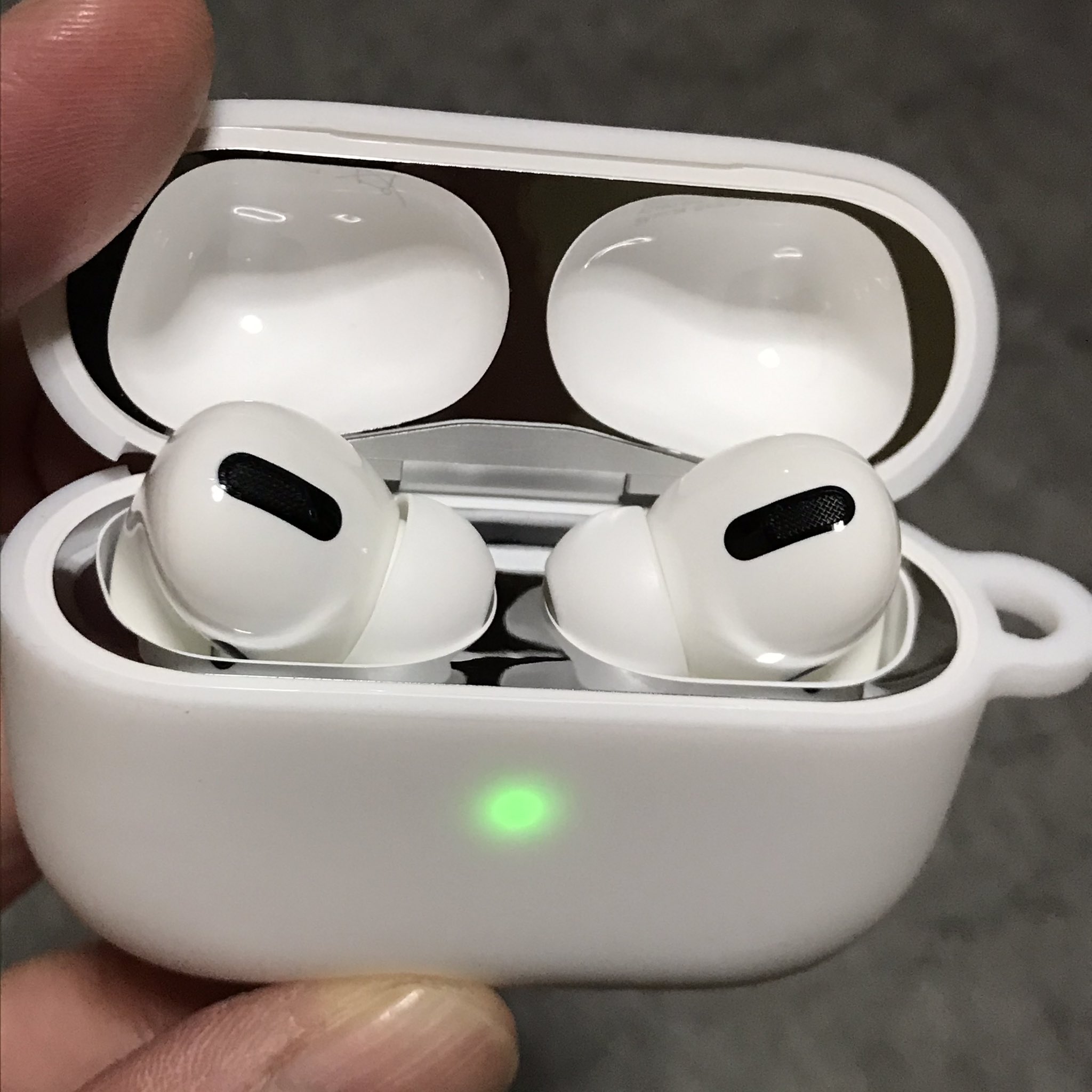 電撃ロマンス Airpods Pro用のアクセサリを百均のセリアで新調しました ピンクのケースはキャンドゥで買ったもの セリアはダストカバーフィルムまでありました 色は金と銀の2種類 銀にしてみたけど渋くて良い感じ T Co Fvii66yclz