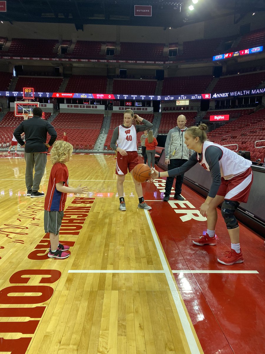 BadgerWBB's tweet photo. โSometimes, real superheroes live in the hearts of small children fighting big battles.โ ๐๐ #uwshoeproject #gogold #pediatriccancerawareness https://t.co/Z1eRf3BbkY