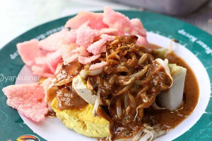 13. Sarapan khas warga lokalJangan nyari nasi uduk di mari, susah nyarinya.Ada empat tipikal menu sarapan yang gampang ditemui di Bandung: nasi kuning, kupat tahu, lontong kari, dan bubur ayam.