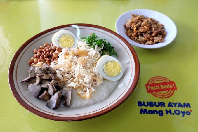 13. Sarapan khas warga lokalJangan nyari nasi uduk di mari, susah nyarinya.Ada empat tipikal menu sarapan yang gampang ditemui di Bandung: nasi kuning, kupat tahu, lontong kari, dan bubur ayam.