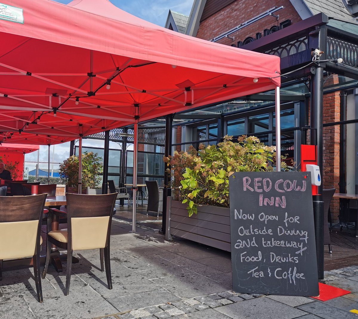 Drop into us this weekend at Red Cow Inn - we have a full menu of tasty bar food for takeaway all weekend and carvery on Saturday. We can take 15 people on the terrace. Booking isn't essential but recommended. Call us now to sort out your weekend plans 😊👉☎️ 01 4593650