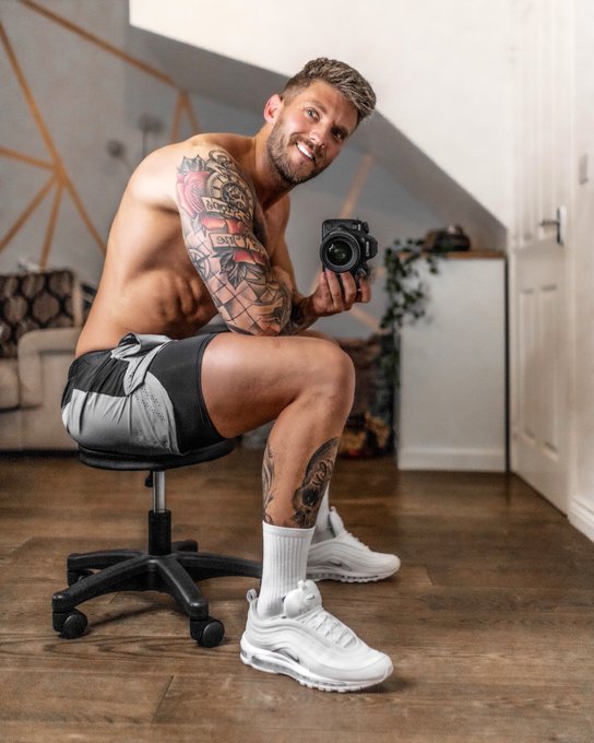 Who likes big legs 🦵 https://t.co/889zZpVC4L