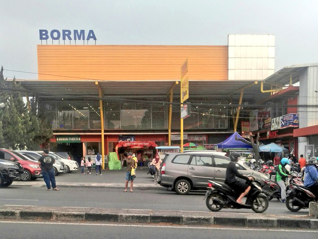 16. Belanja seperti warga lokalButuh beli sesuatu buat di hotel? Sekalian cuci mata aja ke BORMA™, toko serba ada kebanggaan warga Bandung (saking lengkapnya).Sisihin waktu sekitar dua jam di sini, niscaya banyak harta karun yang kamu temukan.