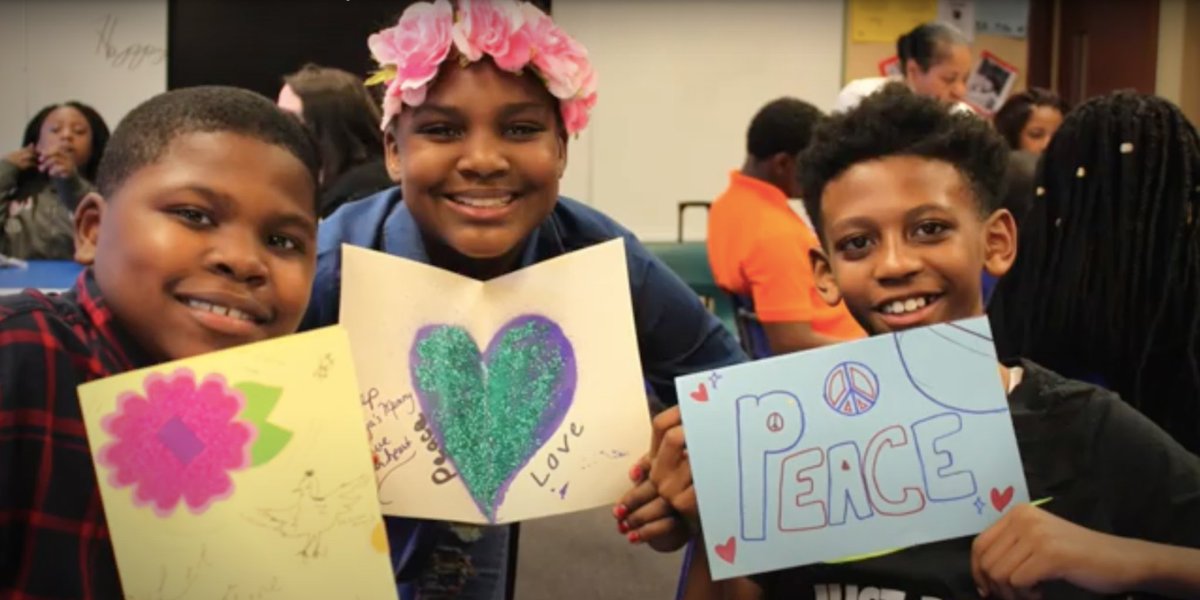 ObamaFoundation's tweet photo. After rallying her students, they created and delivered cards for Takiya’s classmates. They spent hours with the middle schoolers and the result was the first Peace Day. Now the annual tradition has grown into a full week of honoring students who have been killed by gun violence. https://t.co/GhNdv7AM33