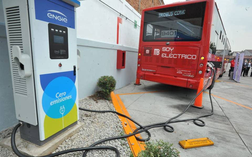 PaulAlejandros's tweet photo. ¿Les cuento algo de la Reforma Energética? El Metrobús de la CDMX estrena su primera unidad eléctrica y dice "en colaboración con Engie", no dice "en colaboración con CFE". Los gobiernos estatales también son consumidores de energía y han buscado alternativas https://t.co/cZvFokRQbi