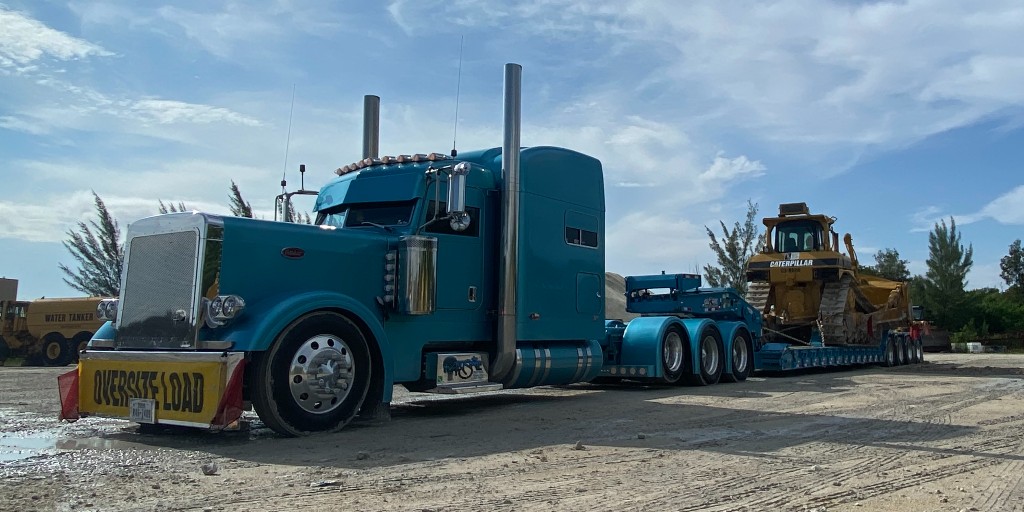 📌 Drop a location if you see #HaterMade making its way cross country with this load. Tri-State Vacuum and Rental LLC is heading west to another happy customer. It was a pleasure working with Jacob and look forward to again!
#teamtristate
#heavyhaul
#veritread
#caterpillar https://t.co/l2sRcScul0