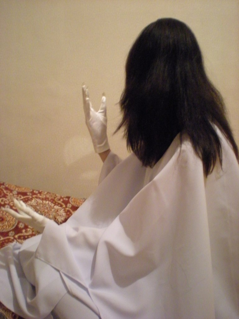 Глядя на старые фотки, ощущаю желание опять отрастить волосы. Типа смотрите, вооооолосы ☺️ Но как вспомню, на что они будут похожи и какой пиздец за ними ухаживать...... 
И да, это невыспавшийся сэр Шурф, прикидывающий, не убиться ли собственными перчатками