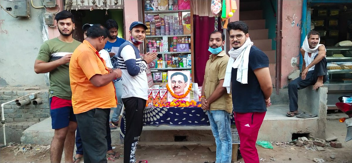 अंत्योदय के सिद्धांत पर अपना संपूर्ण जीवन गांव, गरीब,किसान,दलित,पीड़ित,शोषित और वंचित के उत्थान के लिए न्योछावर कर देने वाले हमारे प्रेरणास्रोत पंडित दीनदयाल उपाध्याय जी की जयंती पर हर्ष विहार मंडल के बूथ ना.212,213,214,215 पर पुष्पांजलि अर्पित की।

#DeenDayalUpadhyay