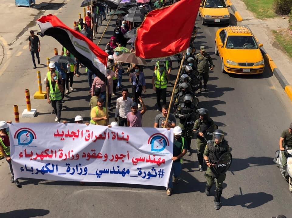 Aj91m's tweet photo. مهندسو اجور و عقود وزارة الكهرباء معتصمين امام وزارة الكهرباء منذ اكثر ٥٧ يوم 
وغدا ينطلقون في مسيرة الى رئاسة الوزراء من اجل حقهم في التثبيت على الملاك
لإظهار جدية مطلبنا و لاجل انصافنا نسير بسلمية و تنظيم حضاري مرتب و بدون قطع الطرق
#مسيرة_تثبيت_مهندس_الكهرباء2020 https://t.co/fZpzdjGU2A