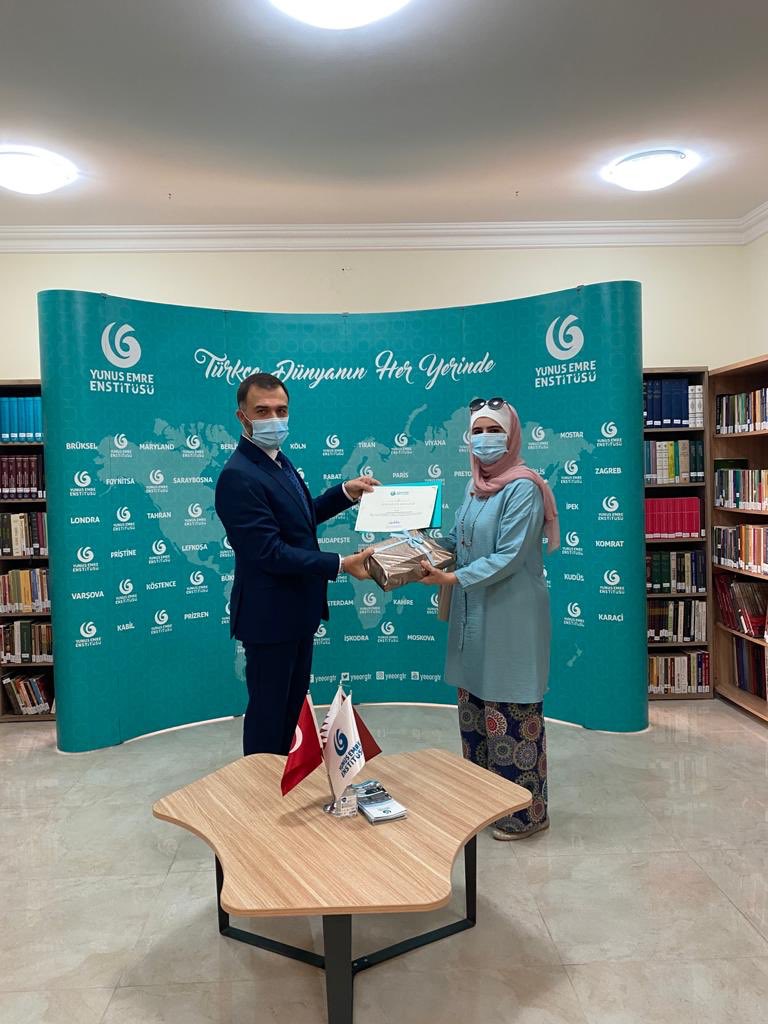 yeekatar's tweet photo. "Türkiyeyi Keşfediyoruz" çekilişimizin kazananlarına ödülleri Doha YEE Müdürü Doç. Dr. Selçuk Kürşad KOCA tarafından verildi. Takipçilerimizi bir kez daha tebrik ederiz.
Gelecek yarışmalar için sayfamızı takip etmeye devam edin.
#türkiyeyikeşfet #goturkey #yeeorgtr #yeedoha https://t.co/Mby7JlpfYZ