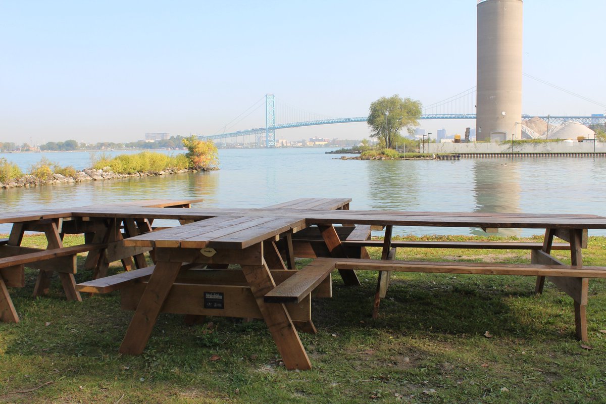 1, 2, 3, 4 new public art pieces are now home in Sandwich Towne at <a href="/portwindsor/">Port Windsor / Portuaire de Windsor</a>'s Queen's Dock and the Dominion House.  Thank you to <a href="/GordieHoweBrg/">Gordie Howe International Bridge</a>!

Details: mailchi.mp/8e4d738a2f0e/t…

More photos at Facebook.com/WestEndArtProj… 

#communityart #publicart #pandemicart #pivot
