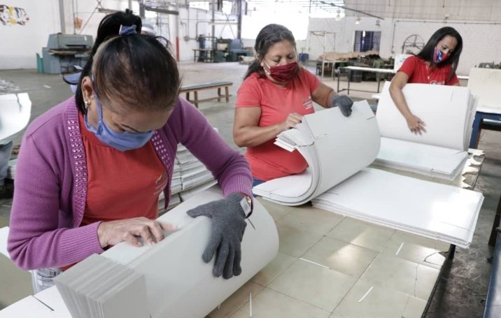 MaritzaBuda's tweet photo. #VenezuelaGarantiaDeDDHH #CORPIVENSA promueve, reimpulsa a las industrias intermedias para que estén activas en la producción con hechos visibles. 
#Invetex
#Limpihogar
#CartonajesGranics
#Wuanaguanare
@MichelleDVzla

@Tropacorpivensa https://t.co/Zzj0ApgF6e
