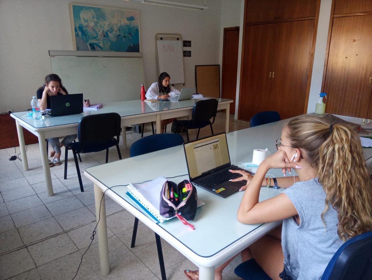 cmlaasuncion's tweet photo. Nuestras colegialas se adaptan a la nueva formación ofrecida este año por la Universidad, combinando presencial con on line. En nuestro #ColegioMayor cuentan con diversas salas donde conectarse a sus clases y aprovechar al máximo su tiempo de estudio!!!
#colegiosmayoresvalencia https://t.co/Z0U4TFAZRT
