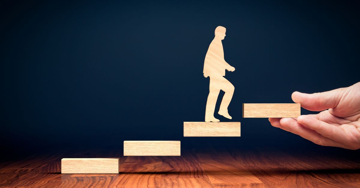SalesLinkNet's tweet photo. “Sales reps who receive just three hours of coaching a month exceed their goals by seven percent, boosting revenue by 25 percent and increasing the average close rate by 70 percent.”  What can a coach do?  Extend a reminder that you care about them. #salesmentor https://t.co/9jDDBMFp6l