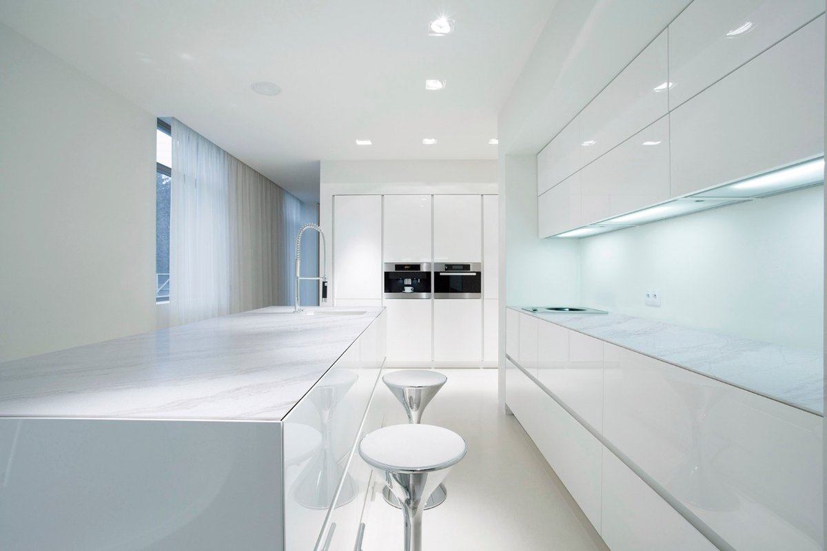White never seems to die down, why? It is elegant, modern, pure, simple, clean, sophisticated and timeless.
Featuring VALLEY by #enigmasurfaces, this #minimalist #design adds realism and authenticity.
#whitekitchen #minimalistkitchen #interiordesign #architecture #quartz