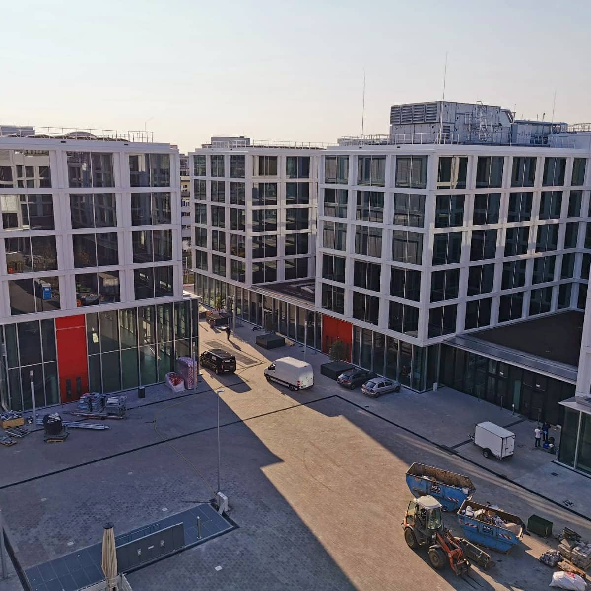 GlassDocAG's tweet photo. Glassanierung Mercedes-Benz Verwaltung Neubau in Stuttgart-Vaihingen. Im Auftrag von Mercedes Benz und Generalunternehmer Züblin Deutschland wurden uns die Glassanierungsarbeiten von Schweissperlen, Kratzern und Verätzungen auf ESG Glasscheiben aufgetragen. #glassresq #mercedes https://t.co/oRCh1ME0Bz