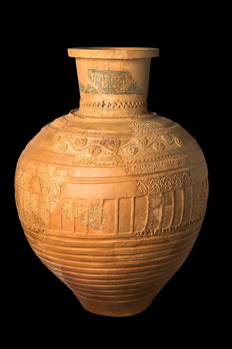 Espectacular Tinaja. S. XII y XIII. #Alcazabaalmería.
Su decoración combina varias técnicas: cuerda seca parcial, en el cuello con banda epigráfica; excisa-incisa, en almenas decantadas en la zona del hombro y estampillada en el cuerpo con variedad de temas.