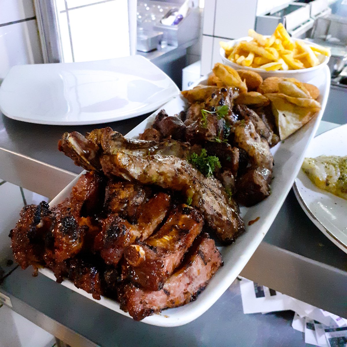SakhumziSoweto's tweet photo. You don't have to cook tonight, get a platter for the whole family and share the joy ❤❤
#friyay❤️ #friyay🎉 #friyay🙌 #friyaylicious #friyayfaves #friyay #friyayvibes #happyfriyay #friyayfun https://t.co/OR6pyf0uP8