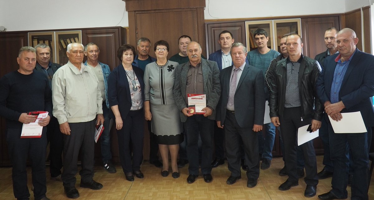 Сегодня, в #Большечерниговском районе прошло награждение тружеников ведущей отрасли района медалями XXII Поволжской агропромышленной выставки. 
<a href="/Perova_TK/">Перова Тамара</a> и руководитель #УСХ В.Е. Пильщиков выразили глубокую благодарность работникам сельского хозяйства,  вручив заслуженные медали