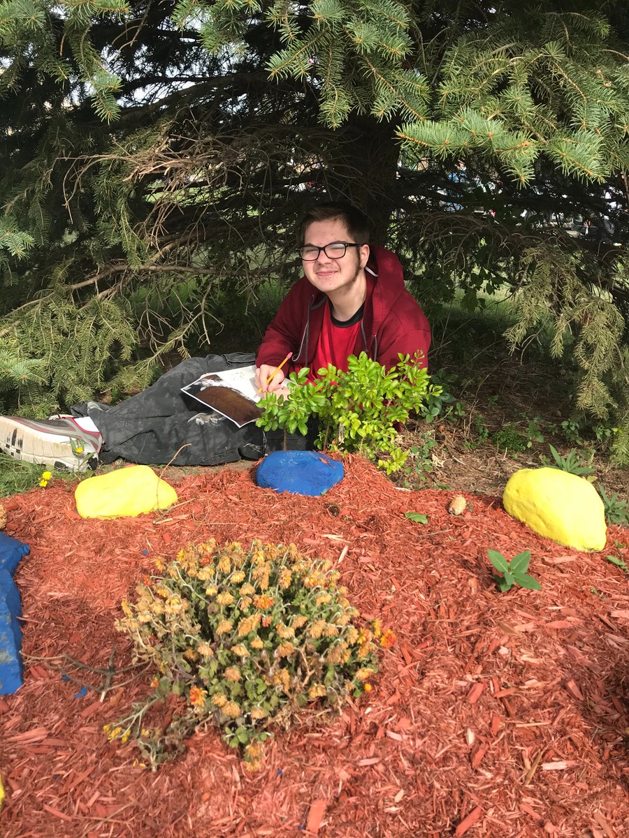 MWCSDmsart's tweet image. Drawing outside on this beautiful day.