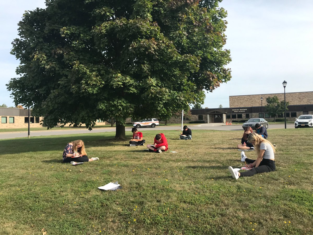 MWCSDmsart's tweet image. Drawing outside on this beautiful day.