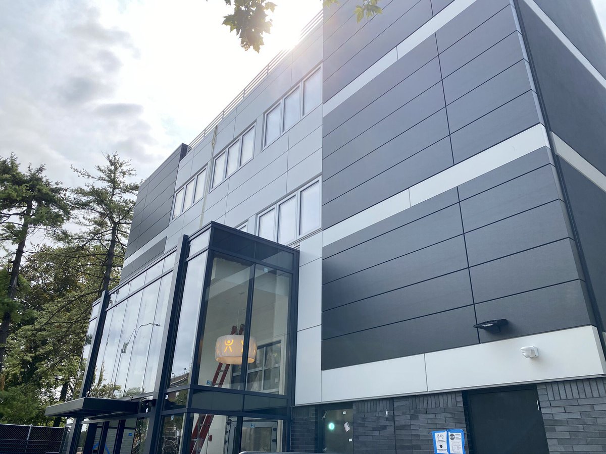 FairfieldMetal's tweet image. We end the week with the completed New Greek School in Brooklyn, NY. #Facade 1,580 square feet of Vitrabond @Fairview_NA looks amazing! The E-CONECT RS-Exposed panels @FairfieldMetal in Faux Zinc Charcoal &amp;amp; Bone White are a good combination. Installer was GGL Enterprises.
