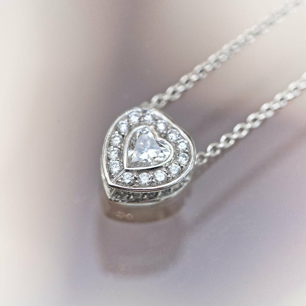 MandCoJewellers's tweet photo. โI love youโ. Three small words that mean absolutely everything. ๐
Our heavenly heart shaped diamond pendant is a beautiful gift to say those words too.
.
.
.
.
#martinandco #love #diamondjewellery #heart #heartdiamond #necklace #diamondnecklace #diamondjewellery #jewelleโฆ https://t.co/YjeZQ1gSSt