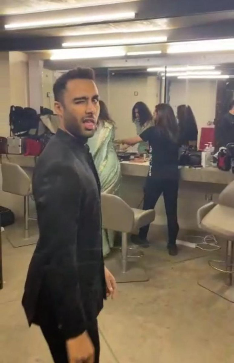 hafsaimran979's tweet photo. The face your phupo make before destroying shaadi k sare functions
#MoreSeZyadaDrama https://t.co/LvBc3KDWOx