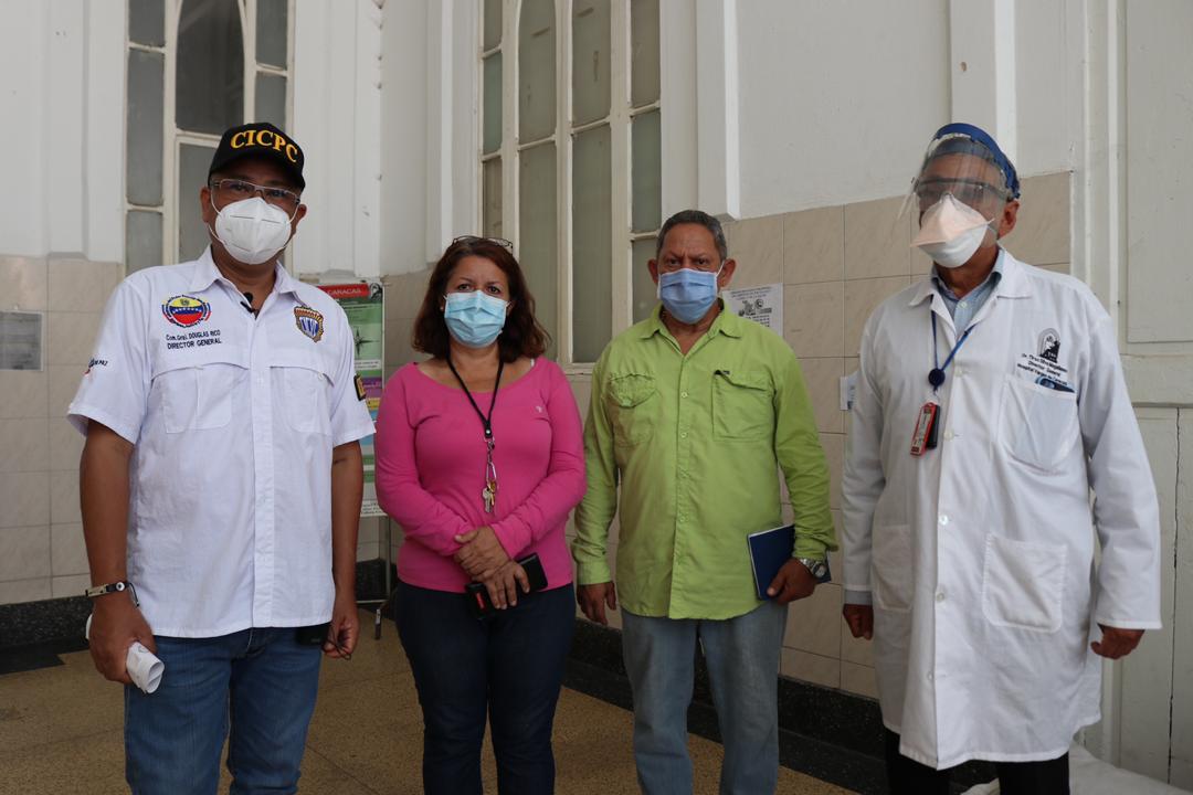ocrmonagas's tweet photo. Con las políticas de salud ejecutadas por el presidente @nicolasmaduro y cumpliendo instrucciones del G/J @reverolnestor , este viernes el director del Cicpc, comisario general @douglasricovzla realizó la donación de kits de bioseguridad en el Hospital Dr. José María Vargas. https://t.co/RKH1qMHbFT