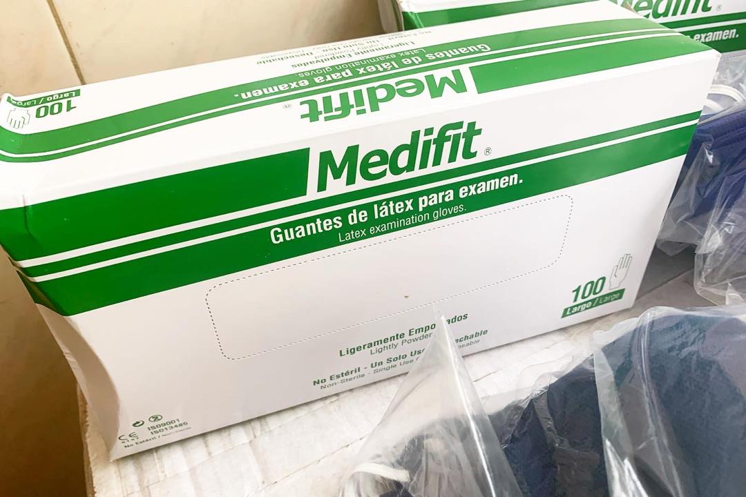 Con las políticas de salud ejecutadas por el presidente @nicolasmaduro y cumpliendo instrucciones del G/J @reverolnestor , este viernes el director del Cicpc, comisario general @douglasricovzla realizó la donación de kits de bioseguridad en el Hospital Dr. José María Vargas.