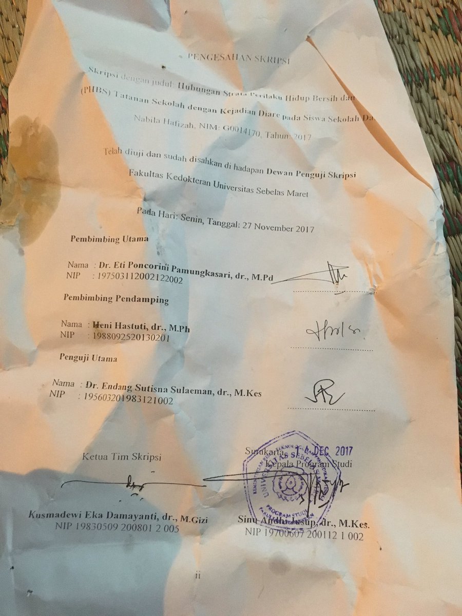 Yth Nabila Hafizah,
Lembar pengesahan skripsimu dipake bungkus nasi kucing.
Asli, bukan fotokopi