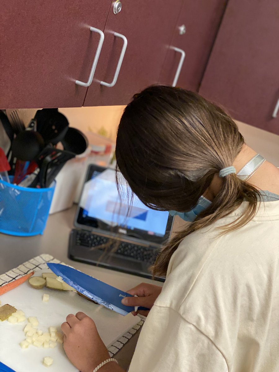 SFLPearson's tweet photo. Loving the flipped classroom model! Students were ready and focused during their Knife Cut Skills Check today ✔️👍 #PatriotStrong #CampusBadges https://t.co/bgzb8IbF2d