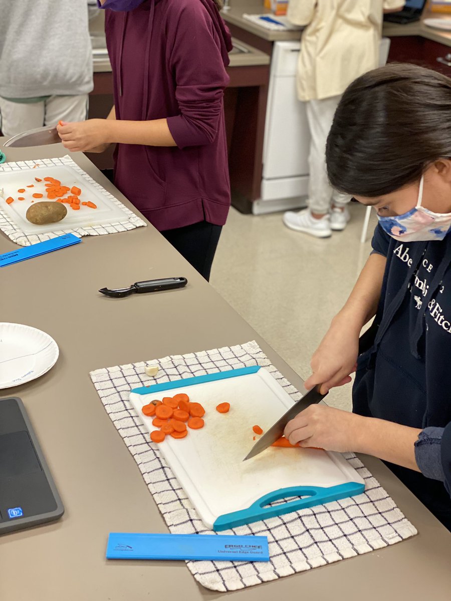 SFLPearson's tweet photo. Loving the flipped classroom model! Students were ready and focused during their Knife Cut Skills Check today ✔️👍 #PatriotStrong #CampusBadges https://t.co/bgzb8IbF2d