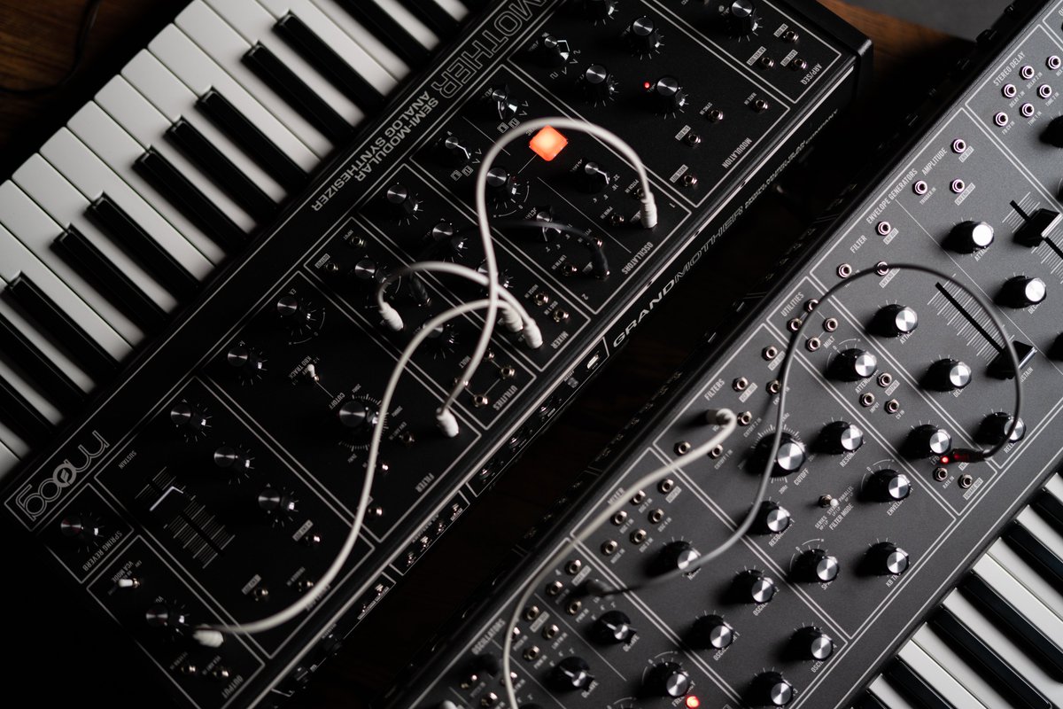 cutoffproaudio's tweet photo. Parece que la cosa va de negro, ya que @moogmusicinc acaba de presentar la versión Dark de sus sintetizadores #Grandmother y #Matriarch, inspirada en los sistemas #MoogModular. 🖤🖤
👉 https://t.co/4f5KbHfrQI 👈
#MOOGDarkSeries #Synthporn #analogsynthesizers #moogsynthesizer https://t.co/fbSDWlYb0v