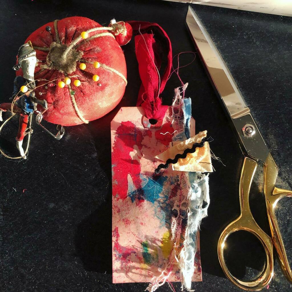 ebodygirle's tweet image. Possibilities in the morning lights. 
#studiothoughts #morninglight 

#seamstress #fabricbits #artist #creative #mixedmedia #mixedmediaartist #tags #whatkristinmade #alteredstatesstudio #daily #messyart #letitbeimperfect #feedyourself #possiblity instagr.am/p/CFkNfnPghM2/