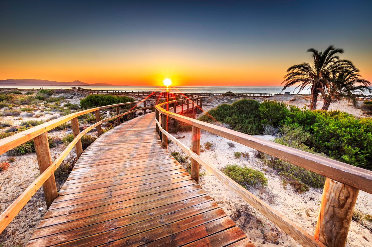 cheapholsfromuk's tweet photo. 🌅Who would like to be there to see that beautiful sunset 🌅 With its warm weather between 21 C and 24 C in the end of April, Alicante seems like a good option for next spring holidays ☀️🏖 Planning holidays are always so hopeful and inspiring thing especially in these days! https://t.co/90BBed7O2s