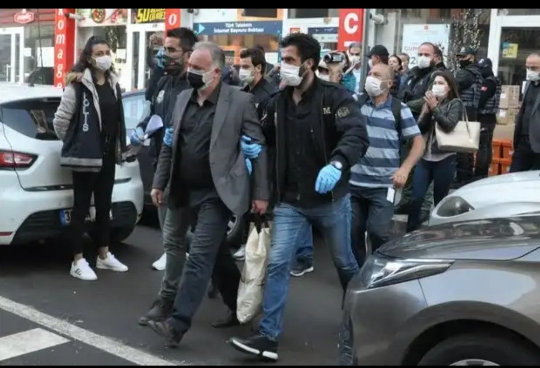 Saraylar saltanatlar çöker 
kan susar birgün 
zulüm biter. 
menekşelerde açılır üstümüzde 
leylaklarda güler. 
bugünlerden geriye, 
bir yarına gidenler kalır 
bir de yarınlar için direnenler
#AyhanBilgen