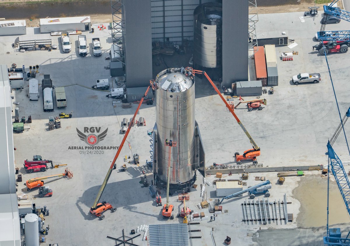 RGVaerialphotos's tweet photo. SN8 getting prepped &amp; SN9 in the mid bay
https://t.co/dGpvgoDEmt 🛩️🚀📷
#spacex #starship #bocachica (2100ft msl) https://t.co/bMCuhYjjMG