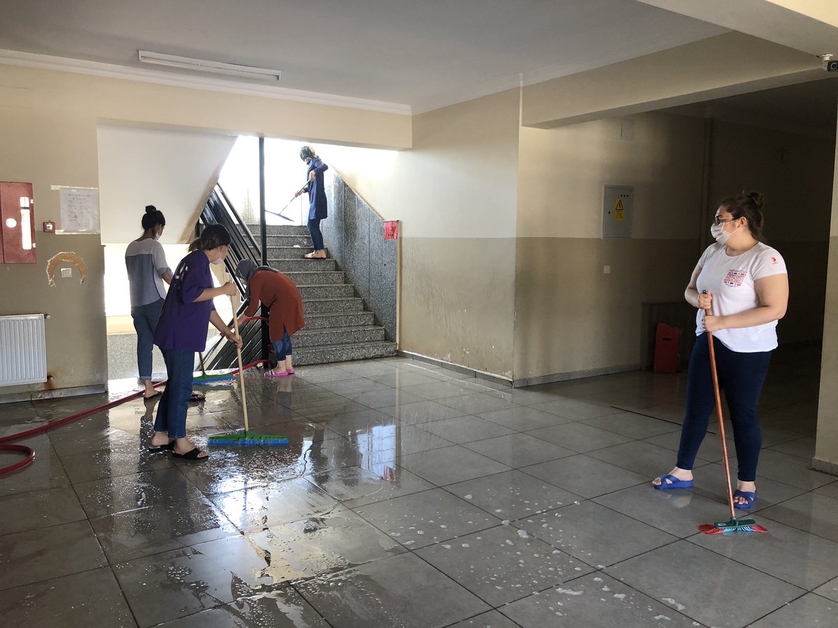 kokluce_gezer's tweet photo. Öğrencilerin daha temiz ve hijyenik ortamlarda eğitim alabilmeleri için okulun temizliği oldukça büyük önem taşımaktadır. Öğretmen arkadaşlarımızla birlikte okulumuzu temizledik. Emeği geçen herkesin eline sağlık, teşekkür ediyoruz. #okultemizliği https://t.co/wyS0akEsMv