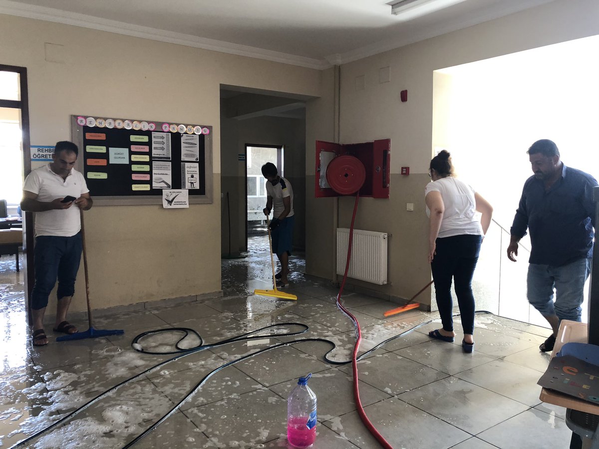 kokluce_gezer's tweet photo. Öğrencilerin daha temiz ve hijyenik ortamlarda eğitim alabilmeleri için okulun temizliği oldukça büyük önem taşımaktadır. Öğretmen arkadaşlarımızla birlikte okulumuzu temizledik. Emeği geçen herkesin eline sağlık, teşekkür ediyoruz. #okultemizliği https://t.co/wyS0akEsMv