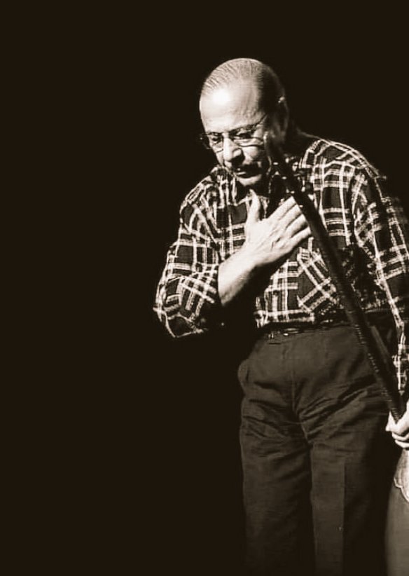 “Nerede bir türkü söyleyen görürsen korkma yanına otur. Çünkü kötü insanların türküleri yoktur” 

Rahmetle...  🙏🏻
#NesetErtas