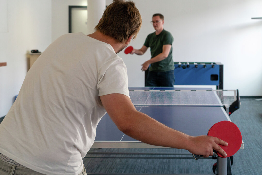 ME__digital's tweet photo. Sometimes you just need a break and let your ideas jump back and forth. Only 10 minutes of physical activity can lift the mood, give new energy, and motivate employees to further improve their performance! Happy weekend! 🏓  😎  
#lifeatfreenetdigital #digitalmarketing https://t.co/M3TWsMudiN
