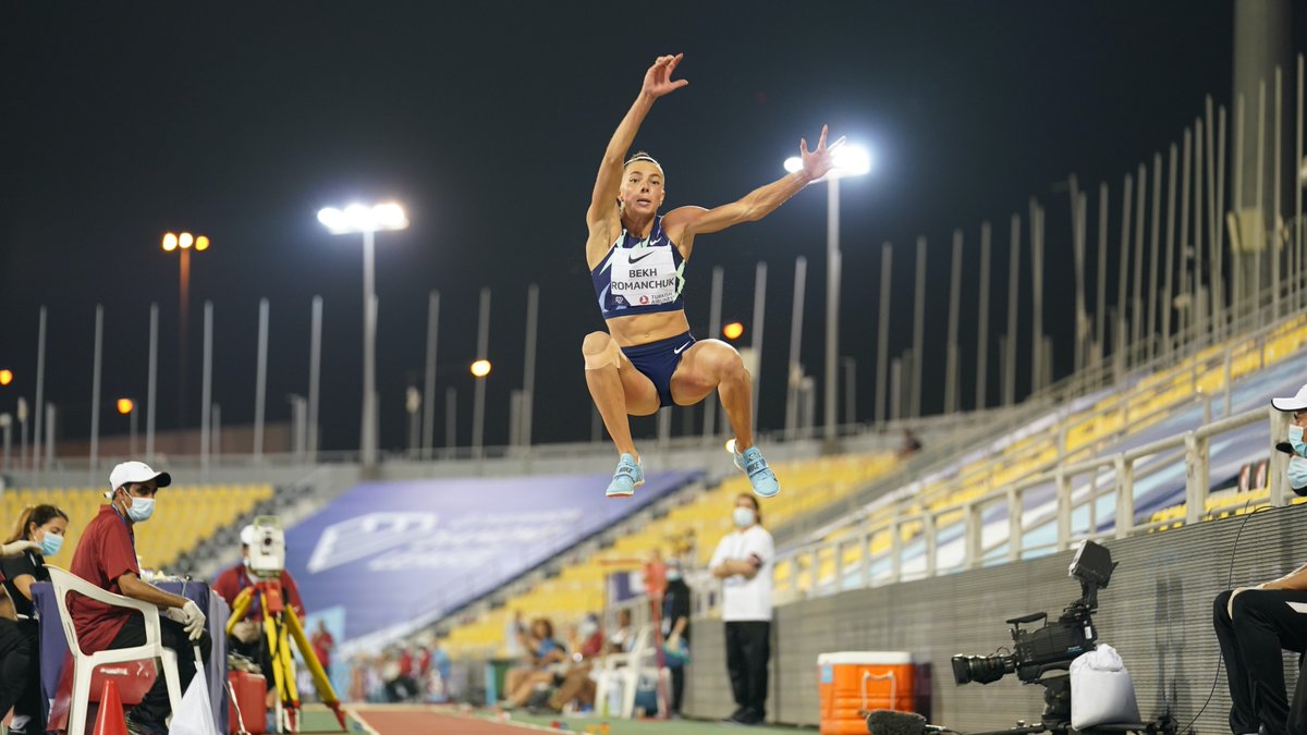Ukraine's <a href="/MarynaBekh/">Maryna Bekh-Romanchuk</a>-Romanchuk leaps 6.91m in the final round of the women's long jump to take the victory in a season's best.

📸: <a href="/matthewquine/">Matthew Quine</a> #DohaDL