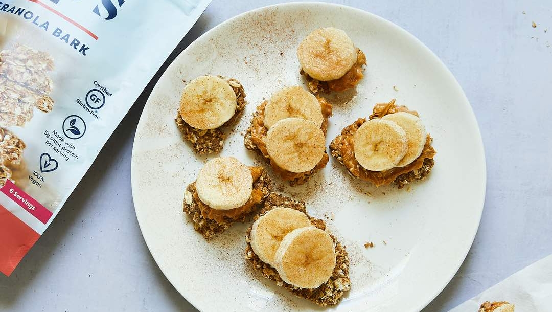 FoodEquality's tweet photo. We found this recipe for Crunchy Banana Snacks made w/ @lovekips1's Cinnamon Crunch Granola Bark! This recipe is #FoodAllergy Friendly &amp; #GlutenFree! 

- 1 banana
- 2-3 Tbsp seed butter
-  Kip’s Cinnamon Crunch Granola Bark

Check out this recipe and more: https://t.co/Oj9AQUSm8m https://t.co/nImE2g8ZnA